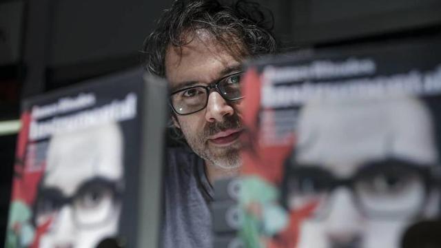 El pianista James Rhodes junto a las portadas de su obra ´Instrumental´.