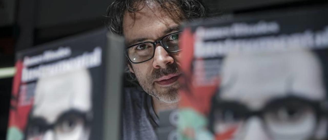 El pianista James Rhodes junto a las portadas de su obra ´Instrumental´.