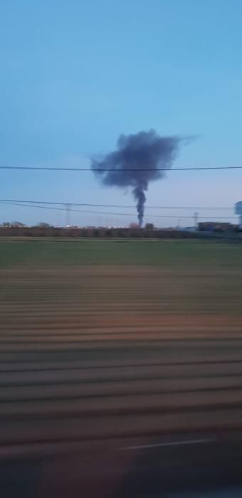 Gran incendio en una planta abandonada de reciclaje en Sollana