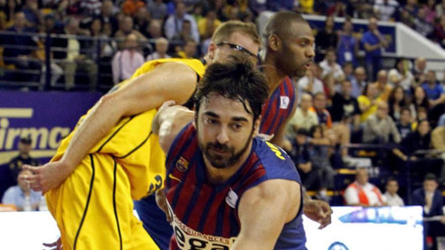 Navarro persigue la bola en una acción del partido de la pasada jornada ante el Gran Canaria.