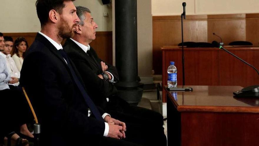 Leo Messi y su padre, Jorge Horacio Messi, en la sala de la Audiencia de Barcelona.