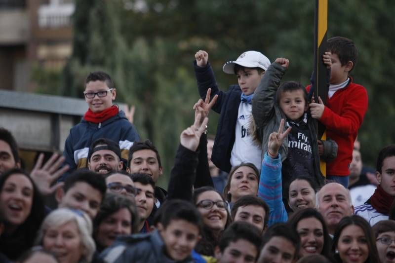 Aficionados esperan en la estación la llegada del Real Madrid a Córdoba