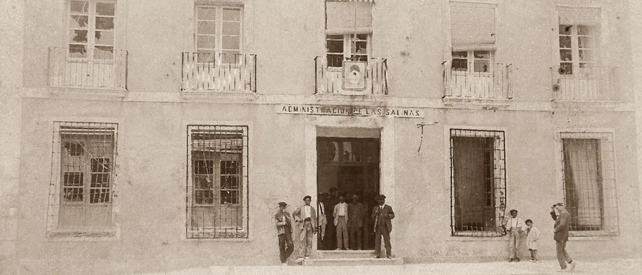 Estado en que quedó la Casa Administración de las Salinas después de los altercados de junio de 1913. A.Darblade - Colección de Fco.Sala Aniorte