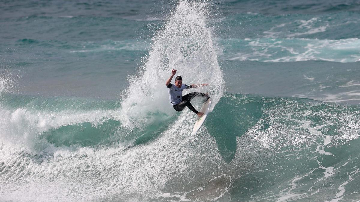 Luis Díaz, campeón de España y bronce europeo, surfeando en Las Canteras
