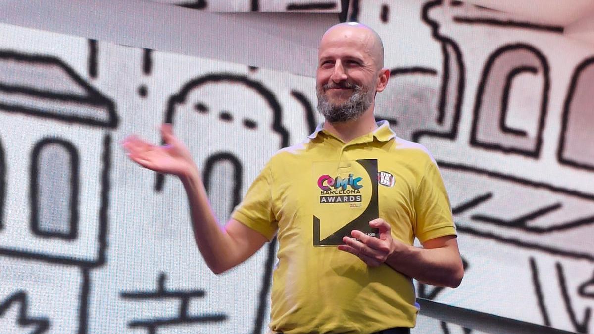 El aragonés Álvaro Ortiz con el premio a Mejor cómic infantil.