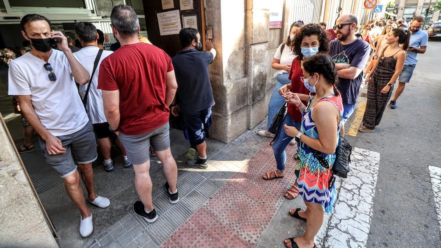 Irse de vacaciones o haber pasado la covid en enero: los motivos del aumento de demanda de la vacuna en julio