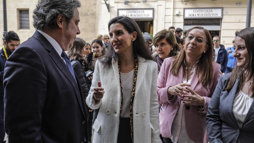 José María Llanos, Rocío Monasterio, Llanos Massó y Ana Vega en las puerta de las Cortes.