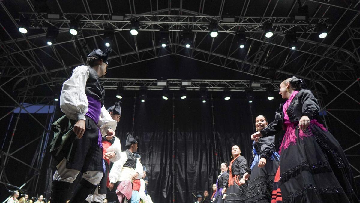 La gran noche del folclore de A Coruña da inicio a la romería de Santa Margarita