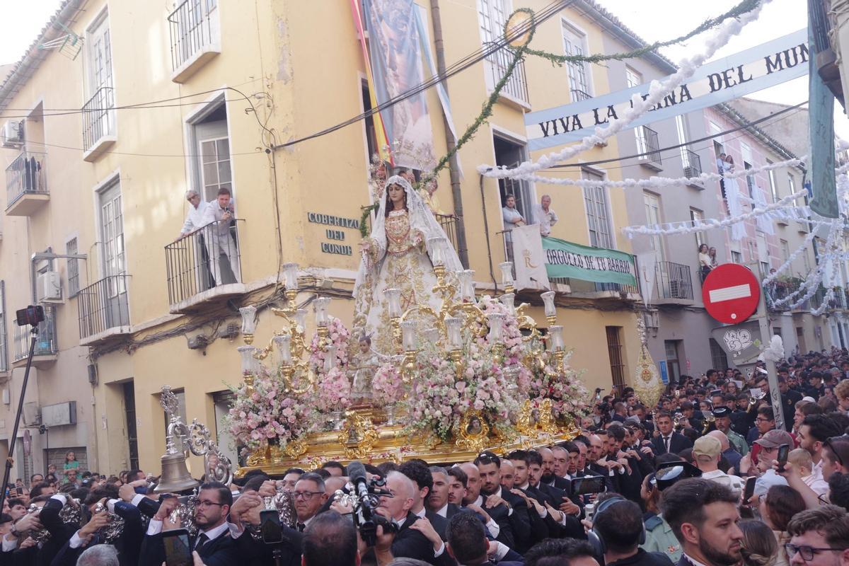 Fotos de la procesión del Rocío Coronada por el barrio de la Victoria Fotos de la procesión del Rocío Coronada por el barrio de la Victoria