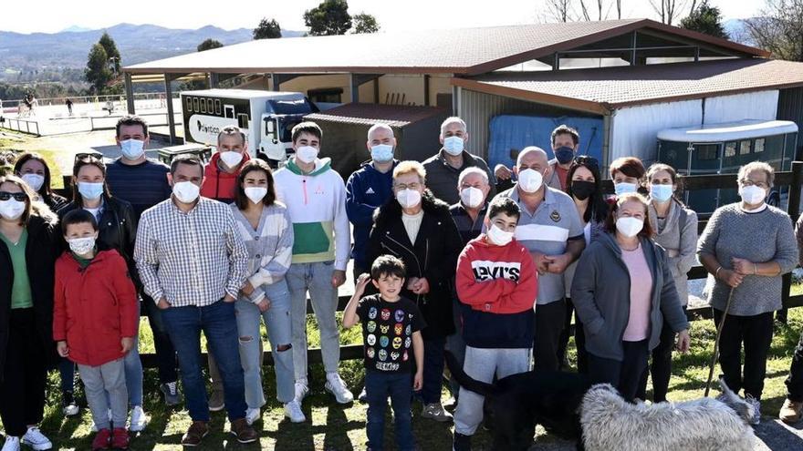 Algunos de los vecinos que participan en la creación de esta comunidad energética, ante la nave que albergará las placas.  | // RAFA VÁZQUEZ