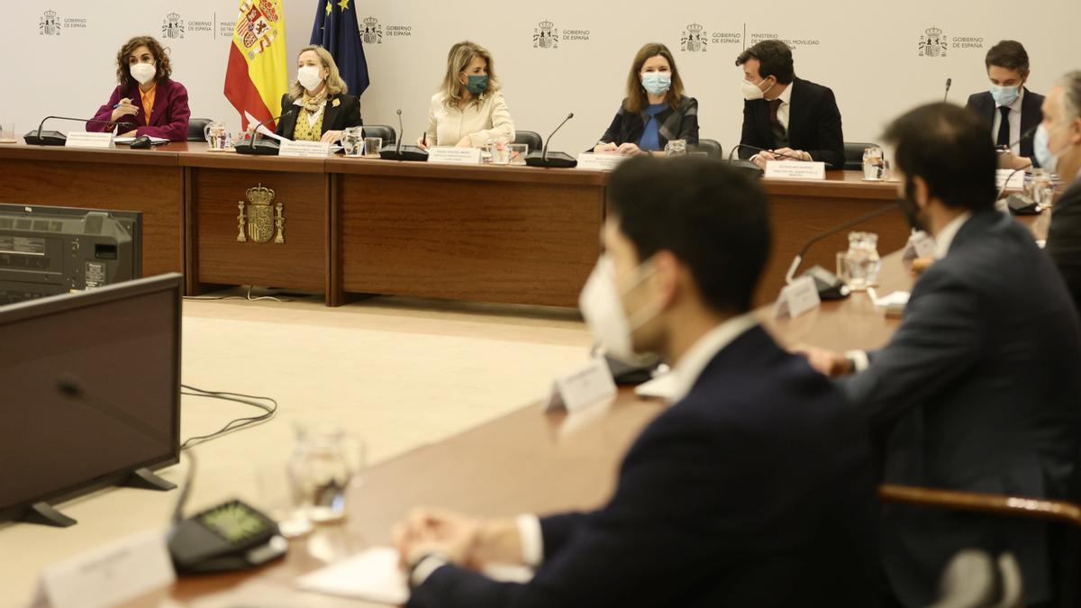 El Gobierno acuerda un plan con la patronal del transporte para bonificar con 500 millones de euros el gasóleo.