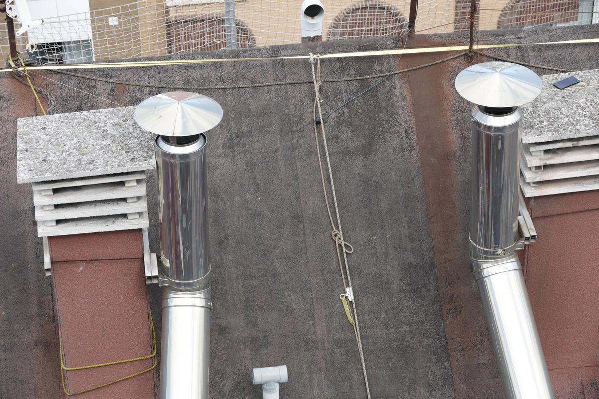 El tejado del que cayó el operario, con las instalaciones de cuerdas desplegadas.