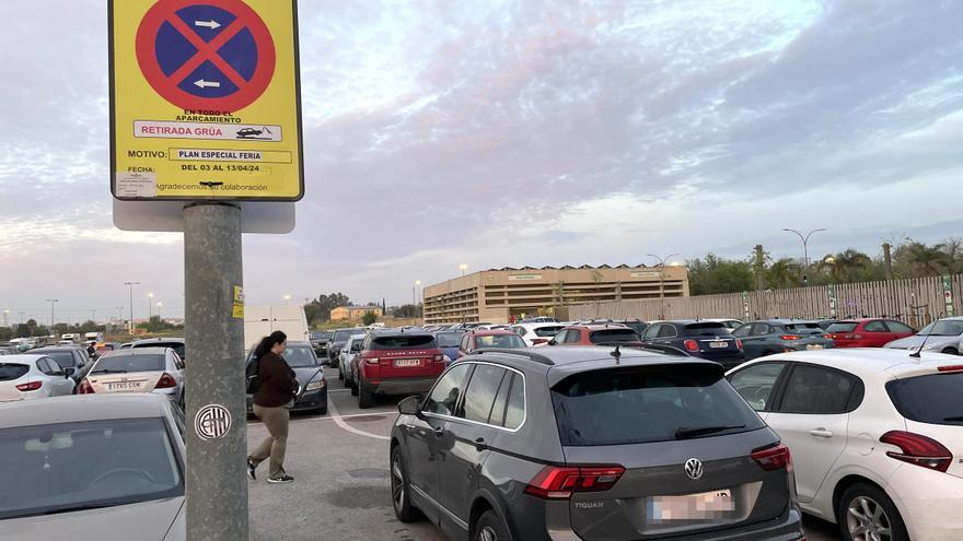 Fin al aparcamiento en la Feria de Sevilla junto a Blas Infante y el Parque de los Príncipes