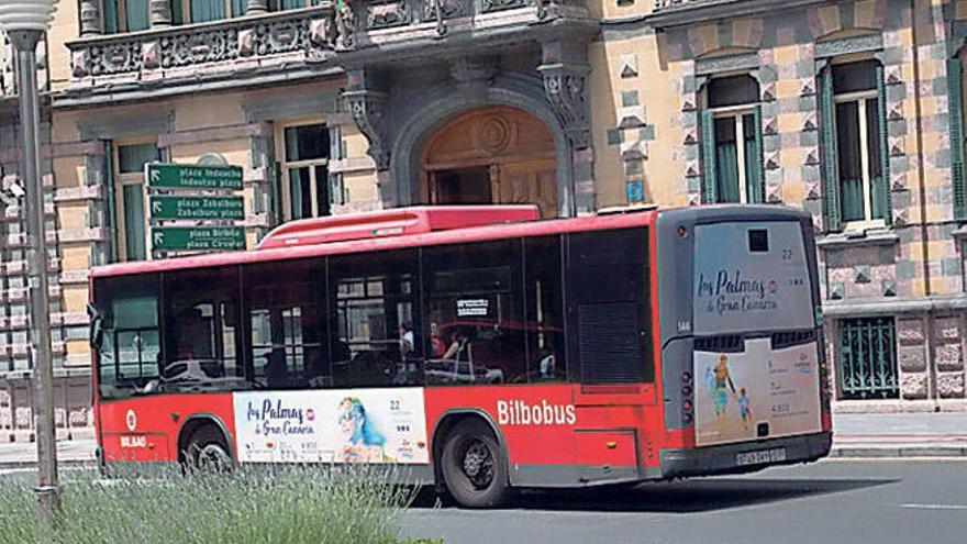 Una guagua publicita a la ciudad por las calles de Bilbao.