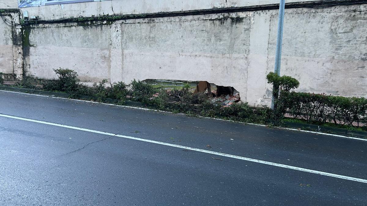 Fachada contra la que se ha estrellado un conductor ebrio en Plasencia, que dejó el coche abandonado.