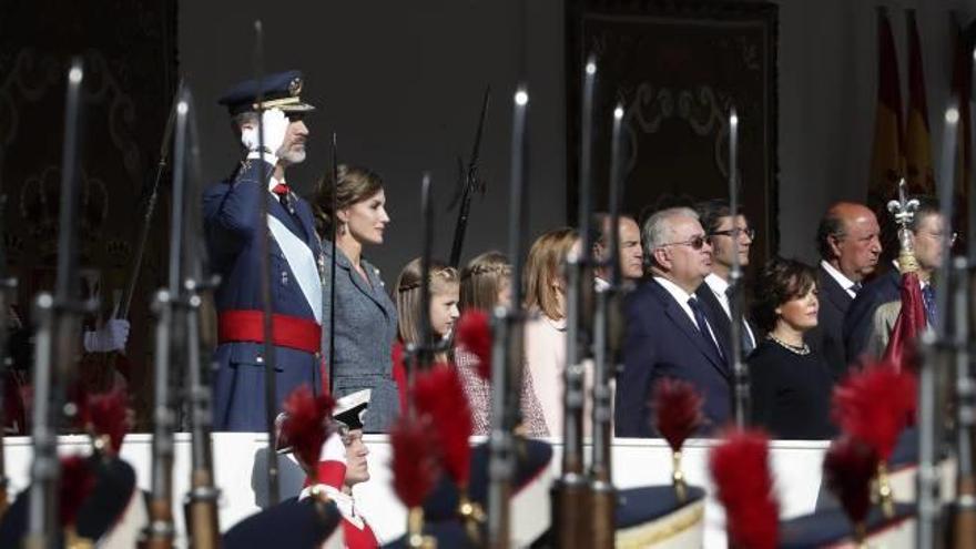 Els Reis, amb les seves filles, ahir durant la desfilada militar.