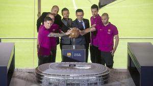 Josep Maria Bartomeu y los capitanes, durante el acto de presentación