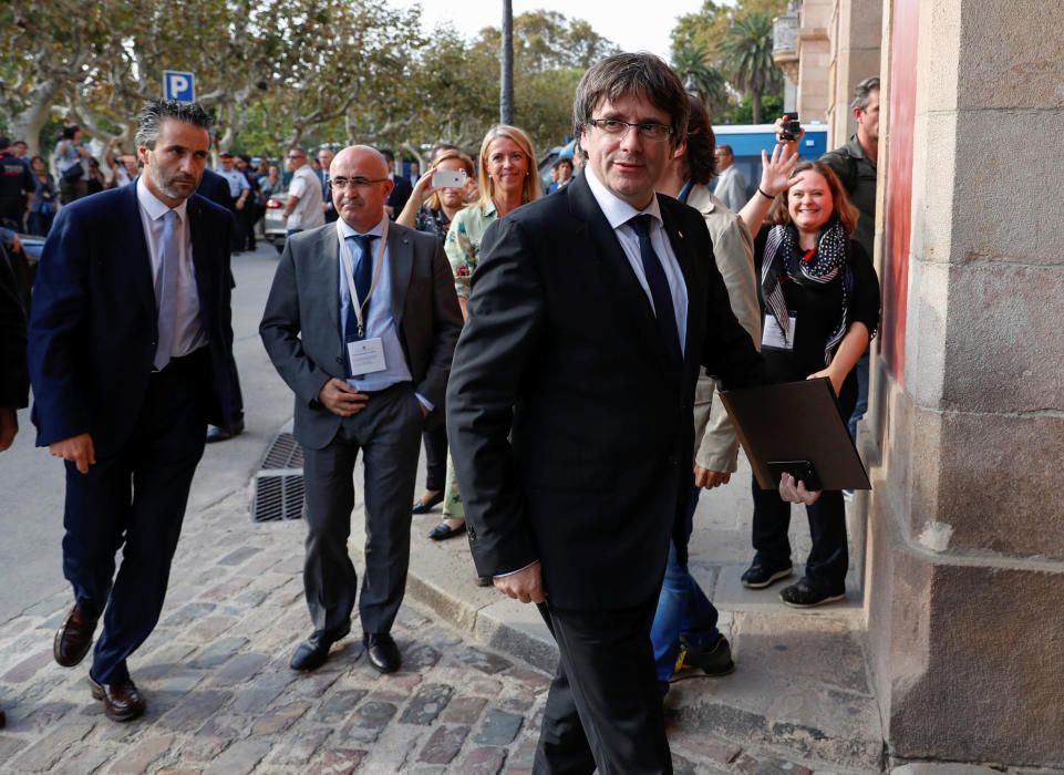 Carles Puigdemont entra al Parlament.