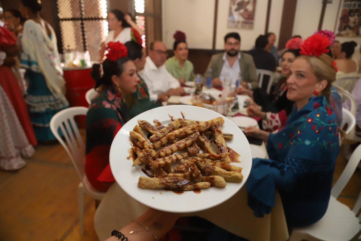 Las barenjenas fritas con miel, un clásico que no falta en la Feria de Córdoba.