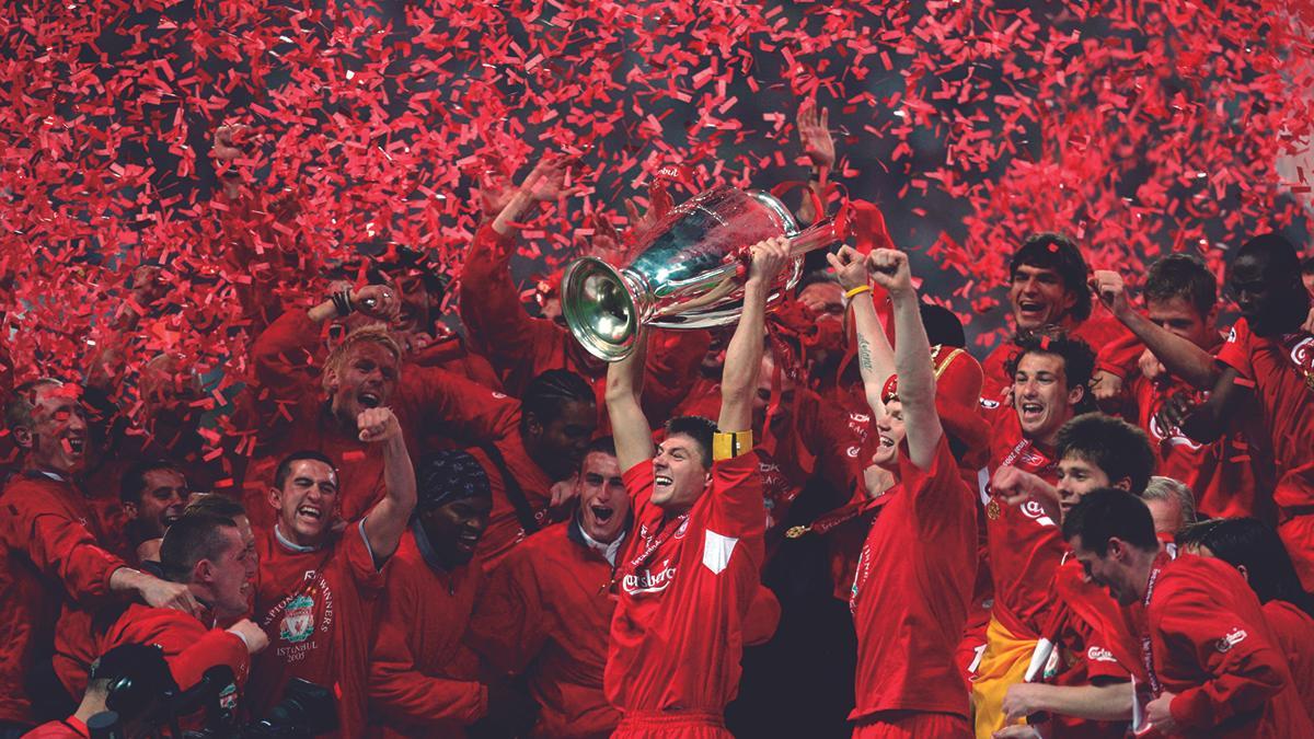 Steven Gerrard levanta la Champions League más épica de la historia, en 2005, ante el Milan, en Estambul