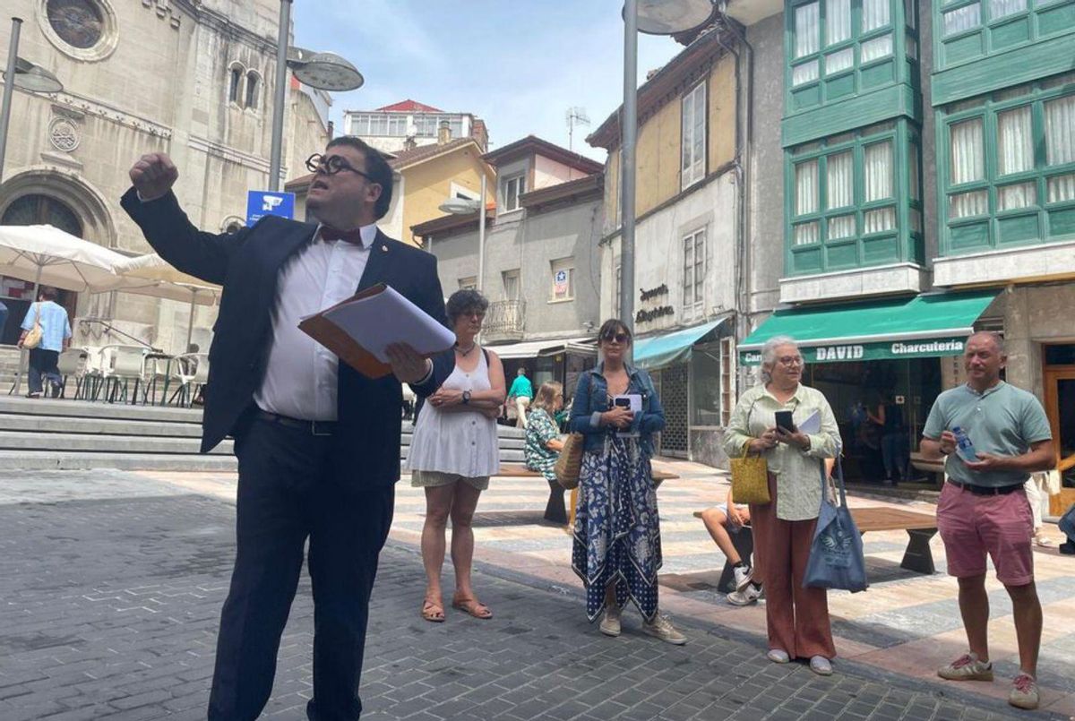 Gustavo Adolfo Fernández, ataviado como el escritor, durante la ruta. | M. F. S.