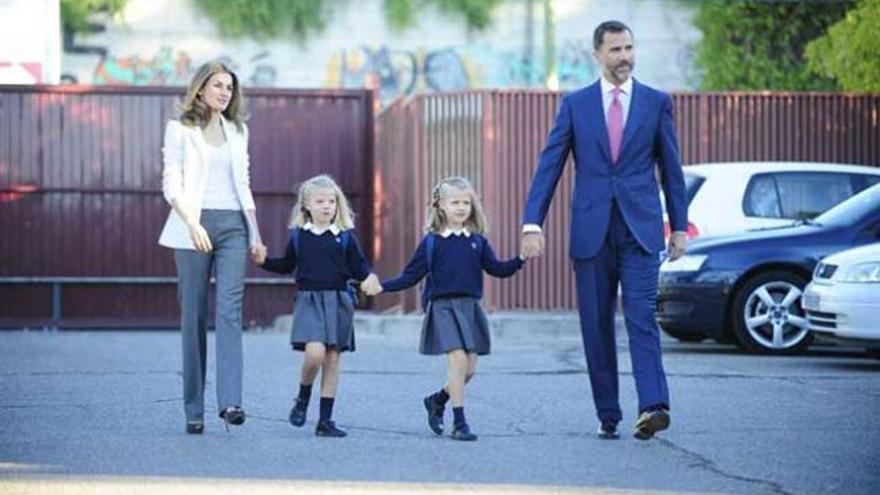 Los Príncipes, junto a sus hijas.