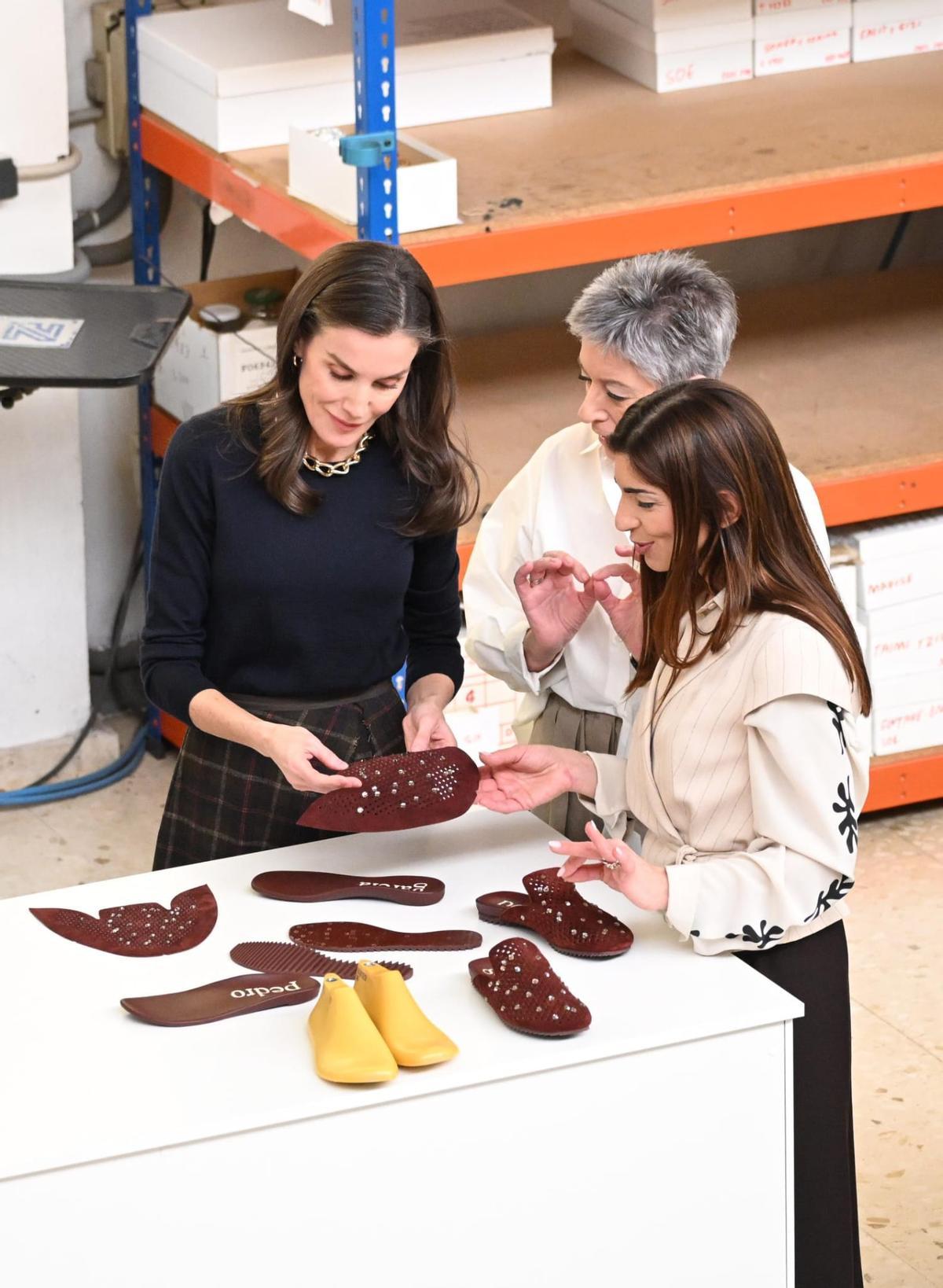 La reina Letizia visita la fábrica de calzado de la firma Pedro García