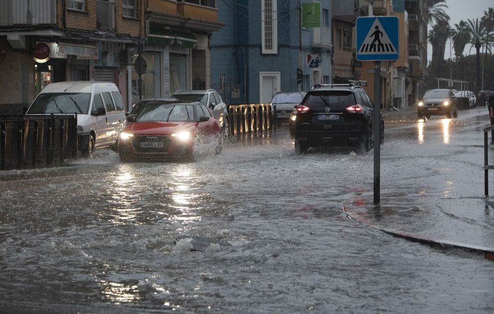 Calles inundadas junto al paseo marítimo del Port de Sagunt