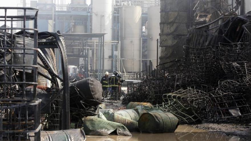 Un gran incendio arrasa un almacén de químicos en Malpica