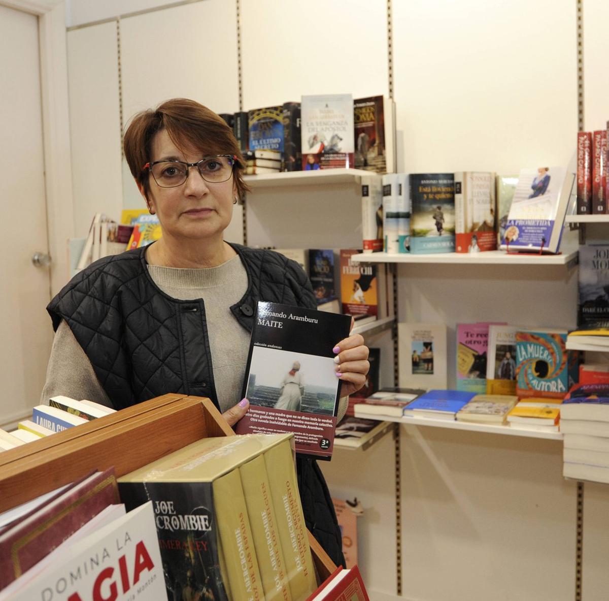 Personal de librería Faro muestra uno de sus títulos más populares. | BERNABÉ/ JAVIER LALÍN