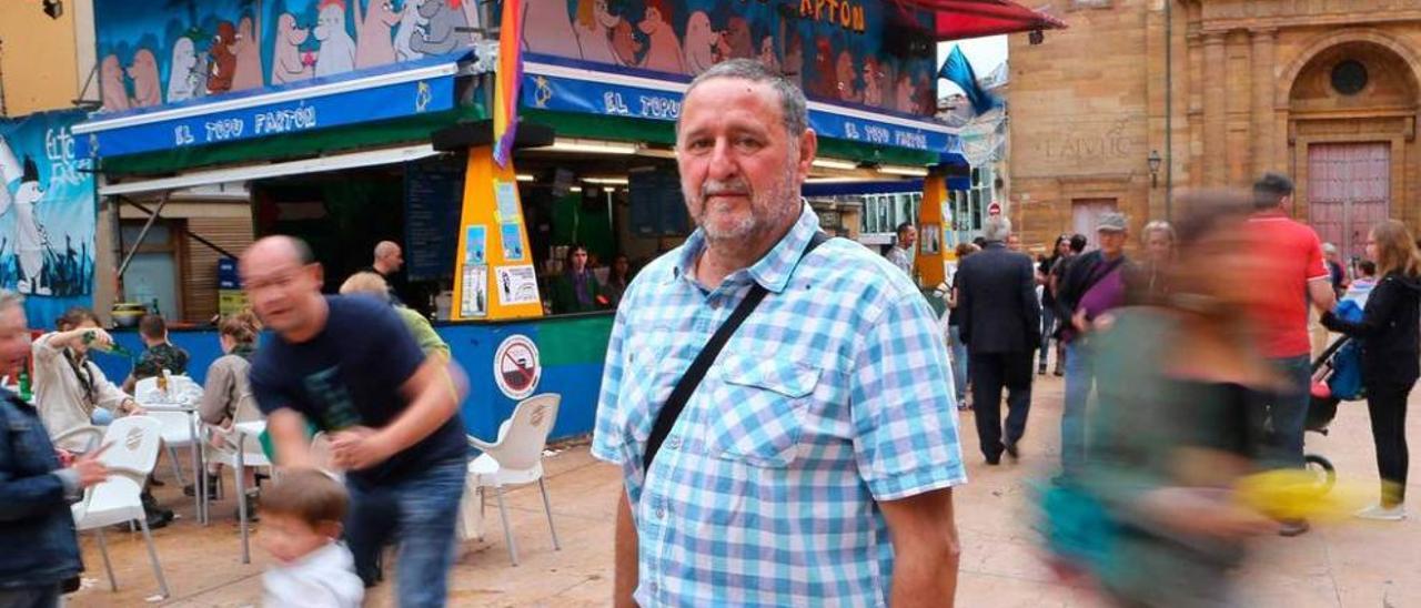 Marino Burgos, ayer, en la plaza del Ayuntamiento, junto al chiringuito del Topu Fartón.