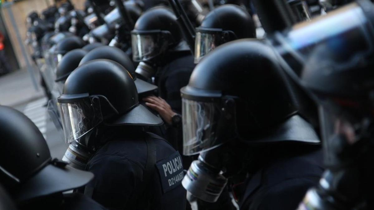 Unidades de antidisturbios de los Mossos ante una manifestación.