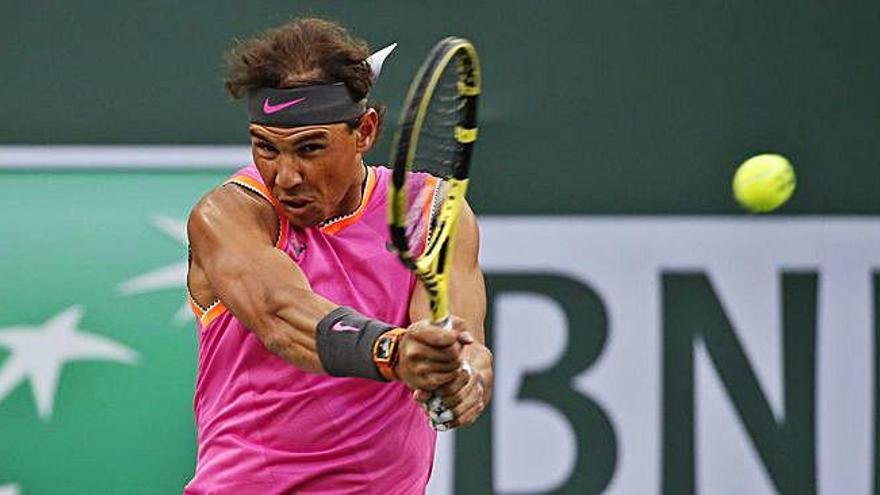 Rafael Nadal ejecuta un revés durante el pasado torneo de Indian Wells.