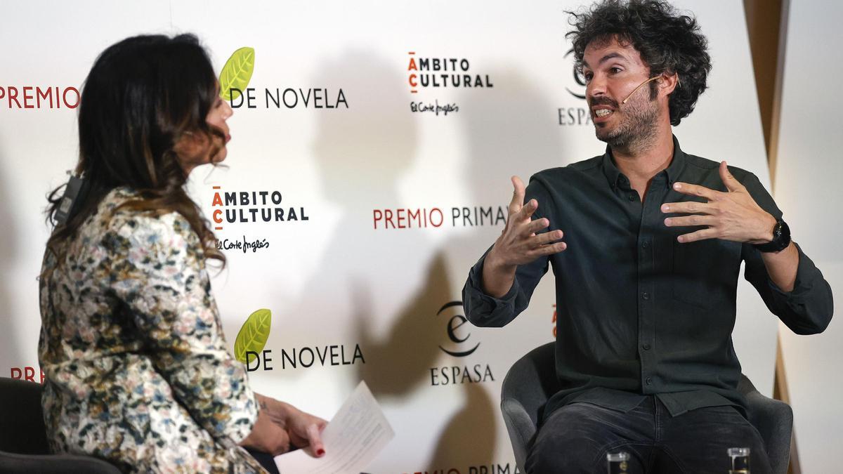 El escritor Luis García-Rey durante la rueda de prensa en la que se ha anunciado que es el ganador del Premio Primavera de novela on su obra 'Loor', este viernes en Madrid.