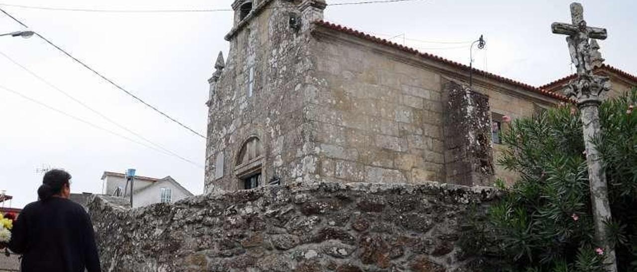 El vial da servicio a la iglesia de Lores. // Iñaki Abella