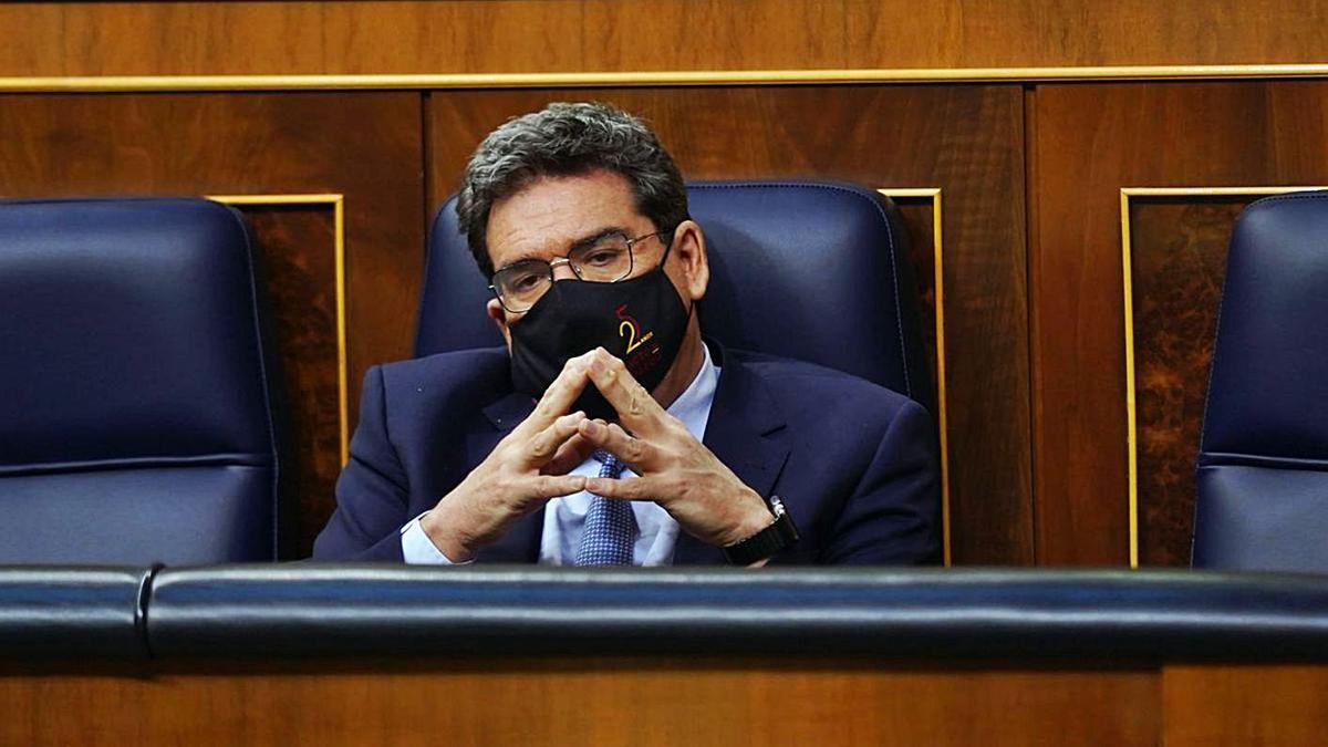 El ministro de Inclusión y Seguridad Social, José Luis Escrivá, en el pleno del Congreso. | DAVID CASTRO