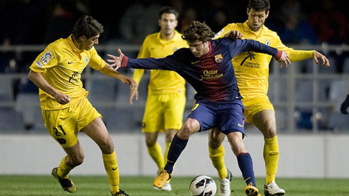 Sergi Roberto controla el balón ante varios jugadores del Hércules