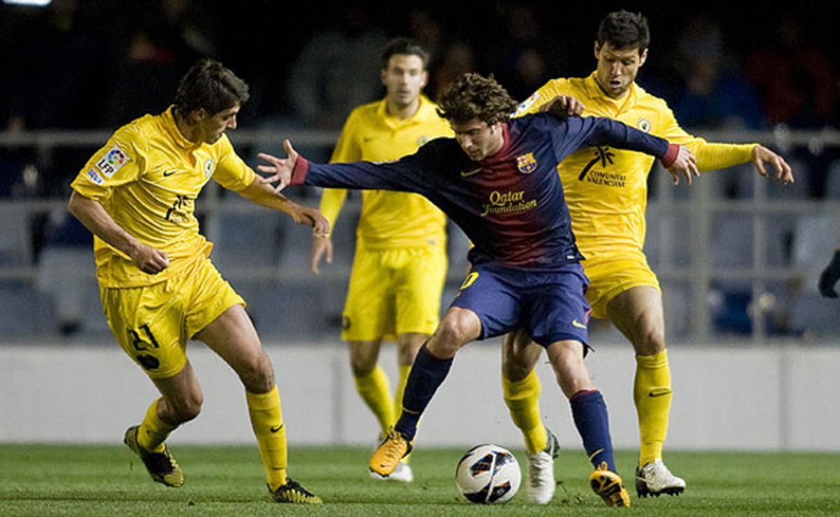 Sergi Roberto controla la pilota davant diversos jugadors de l’Hèrcules. Sergi Roberto controla la pilota davant diversos jugadors de l’Hèrcules.