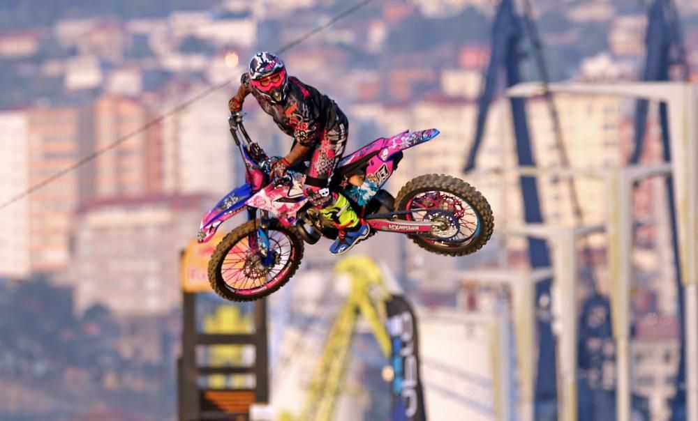 El festival de deportes urbanos atrajo ayer a As Avenidas a miles de personas para presenciar las espectaculares actuaciones de los participantes en pruebas de skate, bicicleta y motocross