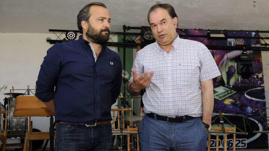 Cuiña conversa con Crespo en la fiesta de los mayores de este verano, en Prado. // Bernabé/Javier Lalín