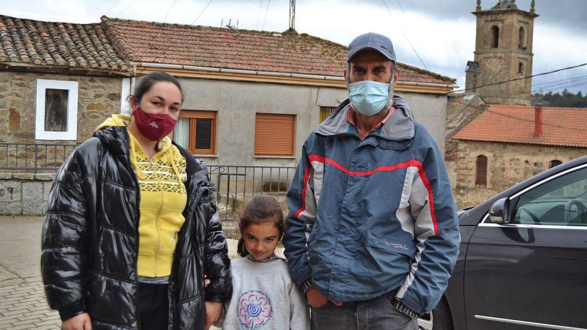 Familia leonesa, ayer de turismo por la comarca de La Carballeda. | Araceli Saavedra