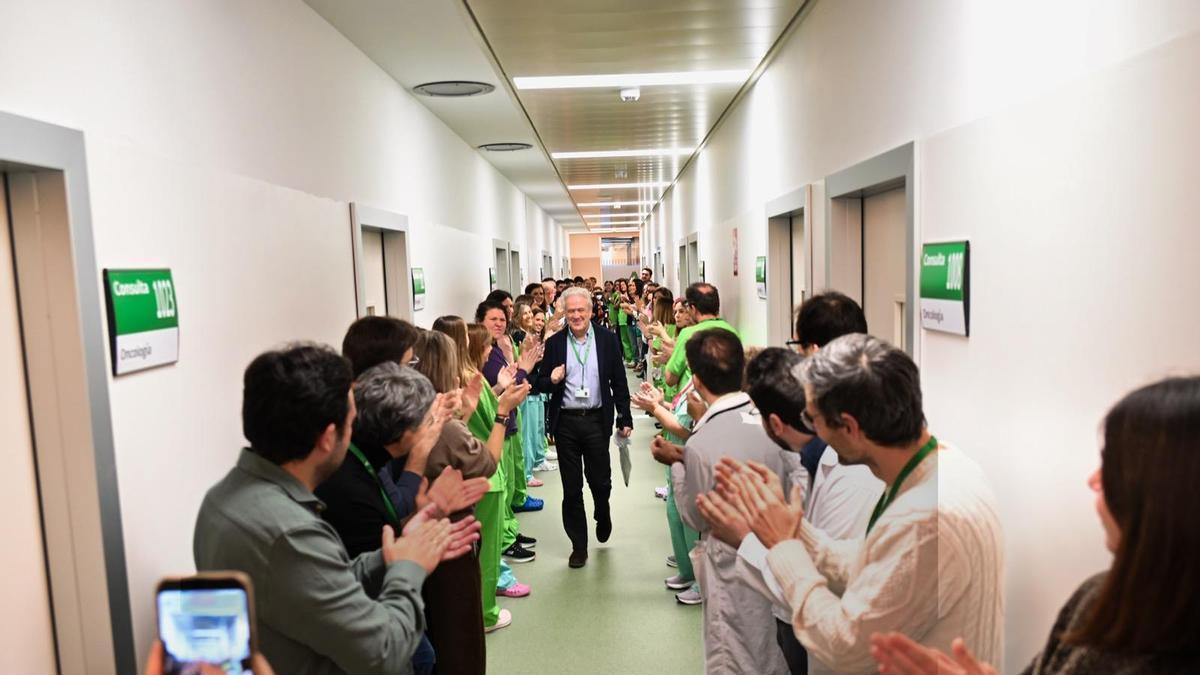 Ovación de despedida al médico malagueño Emilio Alba