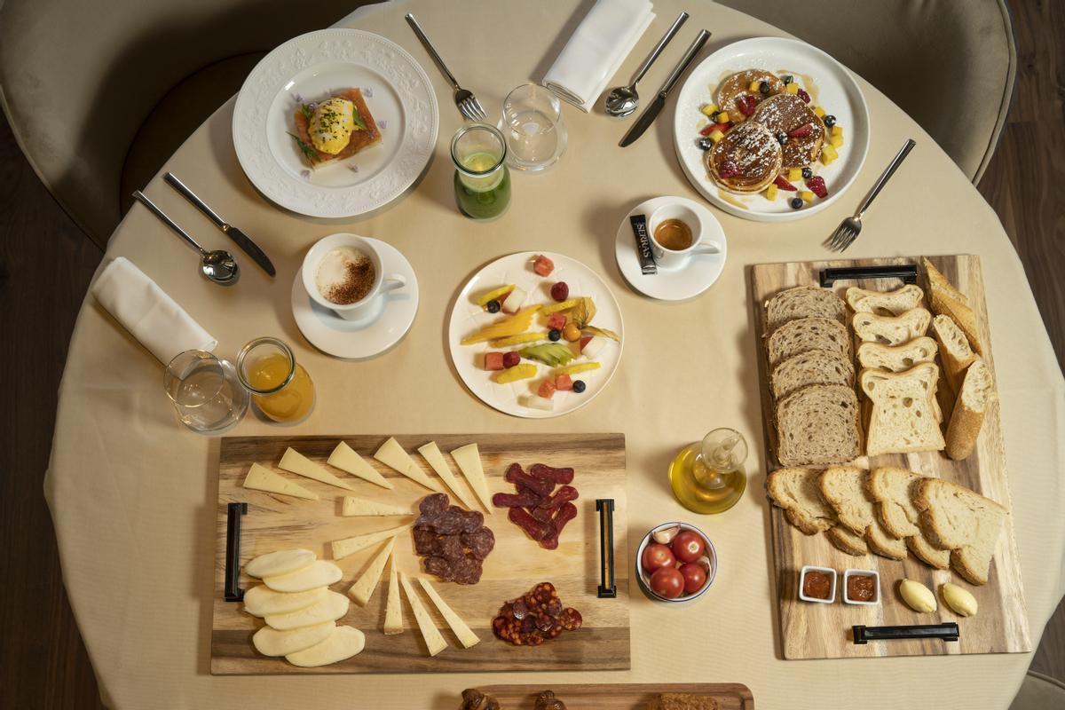 Mesa servida para desayuno.