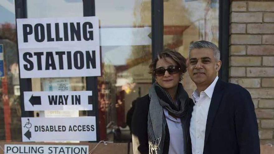 Sadiq Khan y su esposa, Saadiya, tras votar ayer en Londres. // Reuters