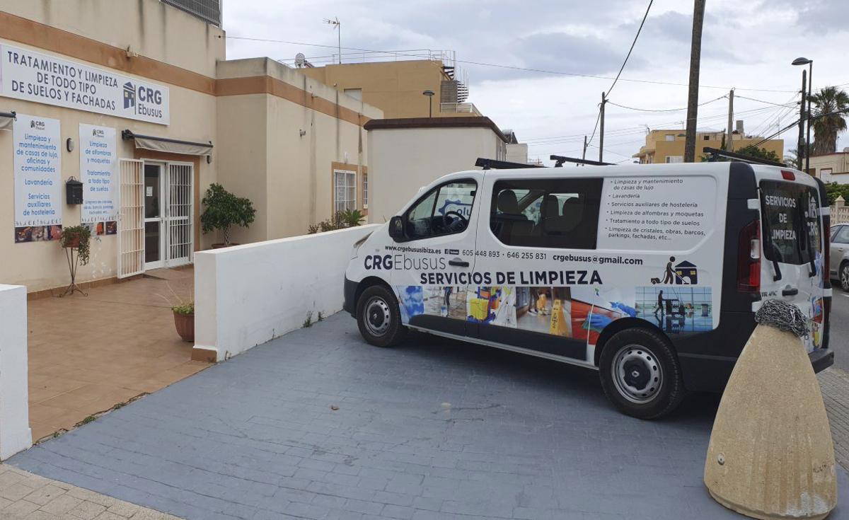 Uno de los vehículos de CRG Ebusus, empresa que cambiará su sede a principios del año que viene. | CRG EBUSUS