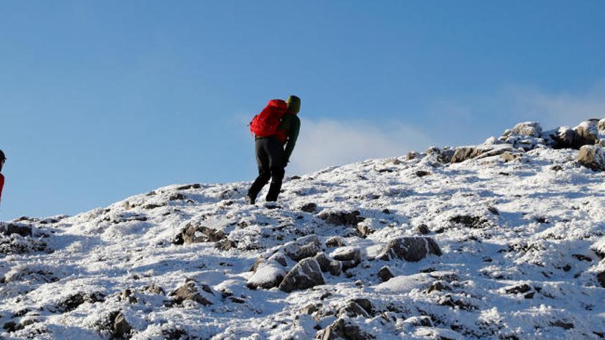 Dos montañeros en una ascensión invernal.