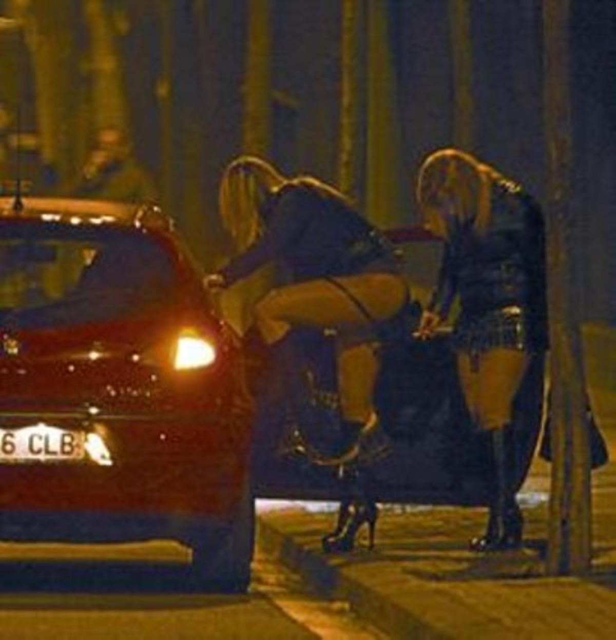 Dues prostitutes es canvien de roba a l’avinguda de Joan XXIII. Dues prostitutes es canvien de roba a l’avinguda de Joan XXIII.
