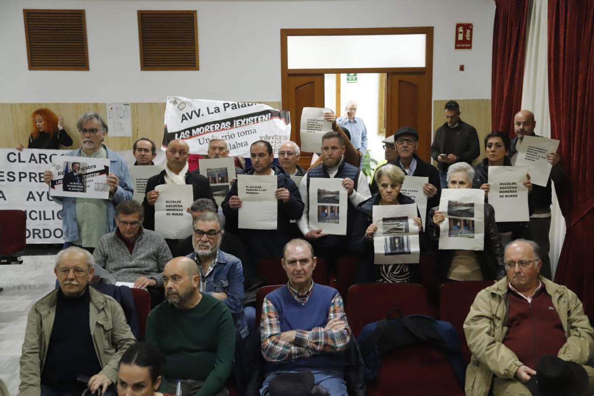 "Alcalde escucha a Las Moreras", podía leerse en algunas pancartas.