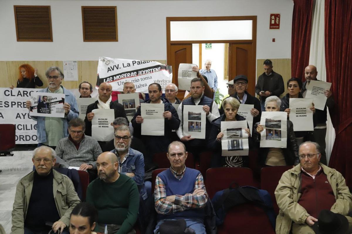 &quot;Alcalde escucha a Las Moreras&quot;, podía leerse en algunas pancartas.