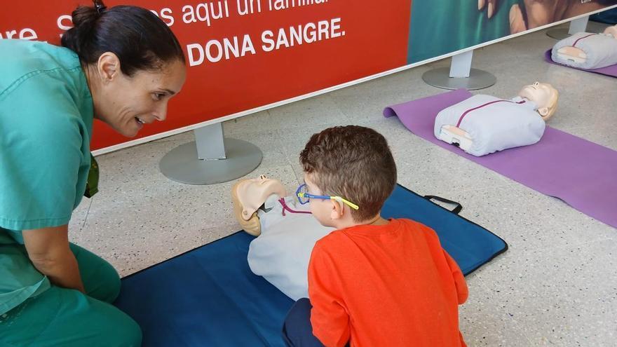 El HUC enseña a los usuarios a cómo actuar ante una parada cardíaca